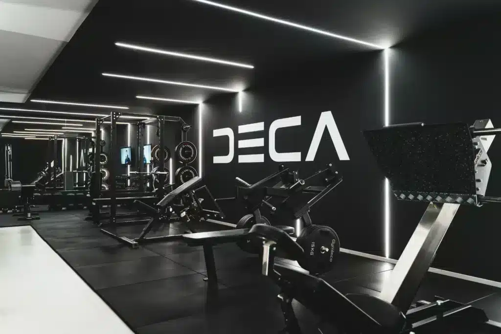 Gym och PT-studio i Italien med ett svartvitt tema